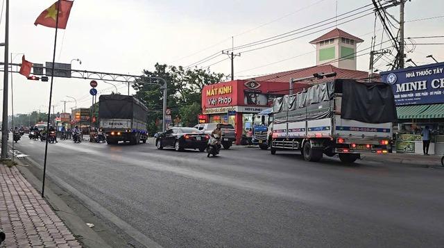 Tỉnh lộ 8: Tài xế phanh cháy đường vì biển báo bị che khuất - Ảnh 6.