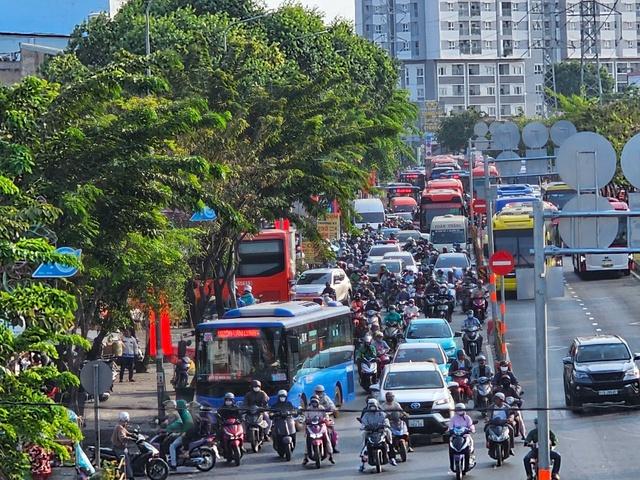 Bến xe miền Tây 'căng mình' hoạt động dịp lễ 30.4 - 1.5- Ảnh 4.