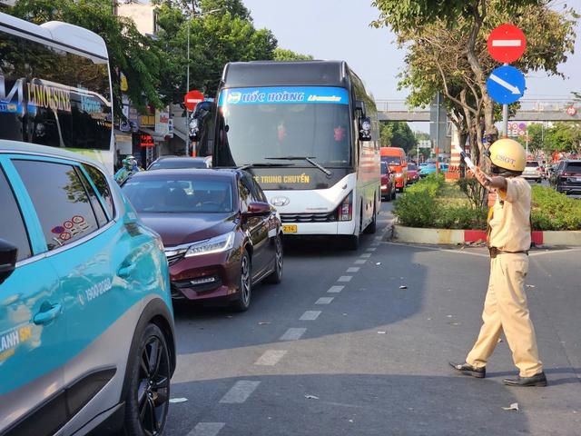 Bến xe miền Tây 'căng mình' hoạt động dịp lễ 30.4 - 1.5- Ảnh 9.