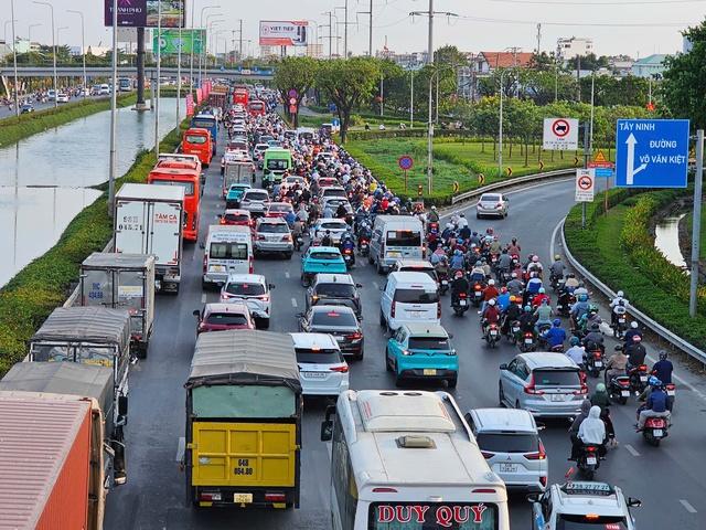 Bến xe miền Tây 'căng mình' hoạt động dịp lễ 30.4 - 1.5- Ảnh 2.