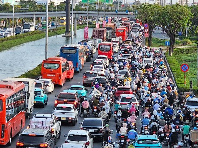 Bến xe miền Tây 'căng mình' hoạt động dịp lễ 30.4 - 1.5- Ảnh 1.