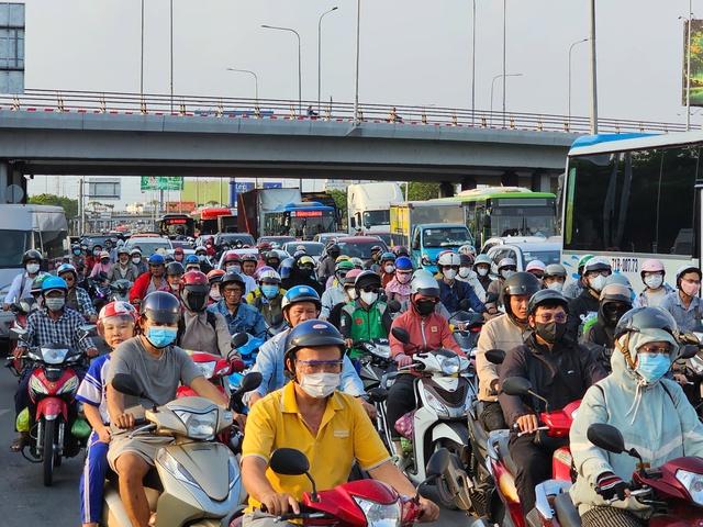 Bến xe miền Tây 'căng mình' hoạt động dịp lễ 30.4 - 1.5- Ảnh 3.