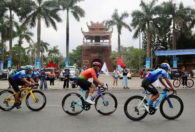 Sôi động cuộc đua xe đạp quanh Thành cổ- Ảnh 3.