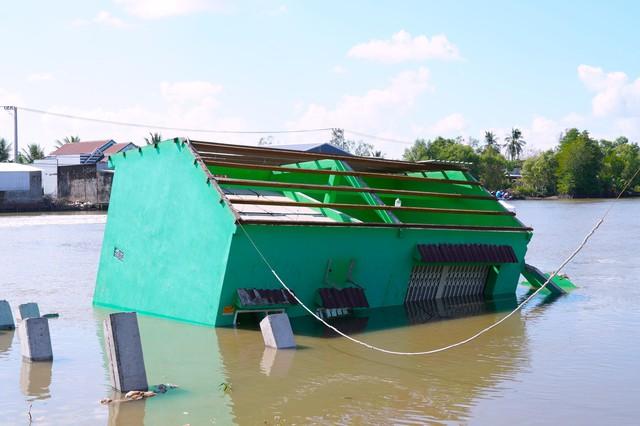 Sạt lở liên tiếp tại Cà Mau, đường sá và nhà cửa người dân nằm dưới sông- Ảnh 3.