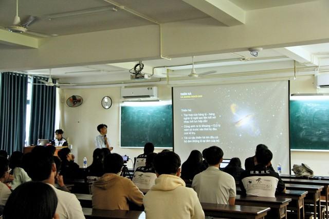 Người yêu thiên văn TP.HCM khám phá bí ẩn vũ trụ: Chuyện về hố đen, thiên hà- Ảnh 1.