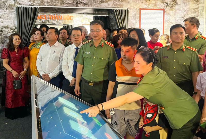 Không gian văn hóa 3 miền hội tụ tại chuỗi chương trình 'Tổ quốc bình yên' - Ảnh 11.