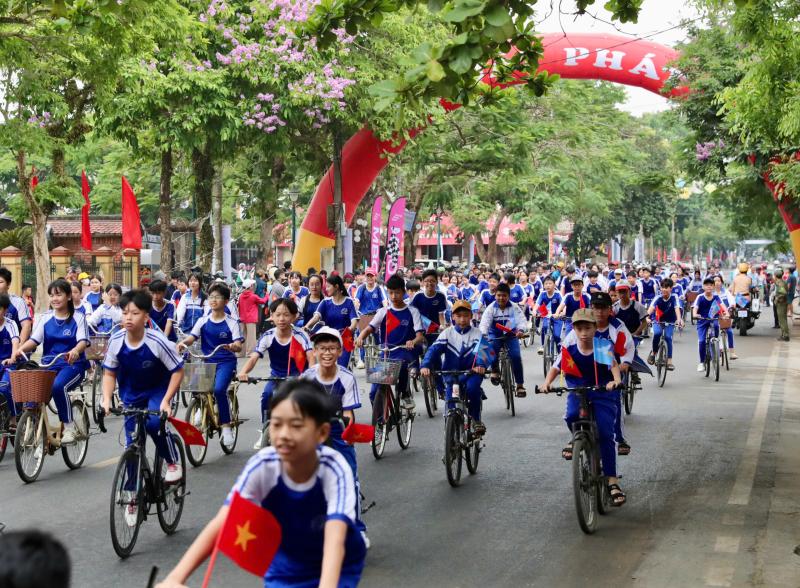 Toàn cảnh Thành cổ Quảng Trị rộn ràng nhịp bánh xe lan tỏa thông điệp hòa bình- Ảnh 3.
