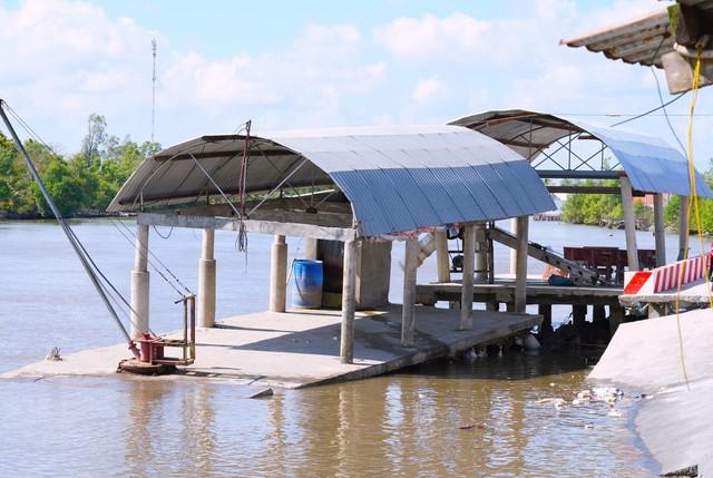 Sạt lở liên tiếp tại Cà Mau, đường sá và nhà cửa người dân nằm dưới sông- Ảnh 4.