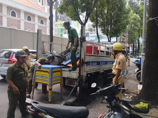 Xe bánh mì, tủ nước mía bị tạm giữ vì lấn chiếm vỉa hè trung tâm TP.HCM - Ảnh 1.