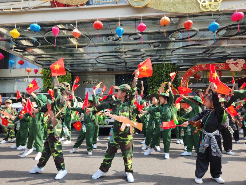 Rực rỡ cờ hoa mừng ngày 30.4, kỷ niệm 51 năm đất nước thống nhất- Ảnh 8.