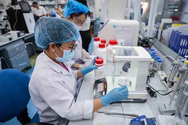 Tiến sĩ từ trường tư chuyển sang công: Đổi chiều trong tuyển dụng - Ảnh 1.