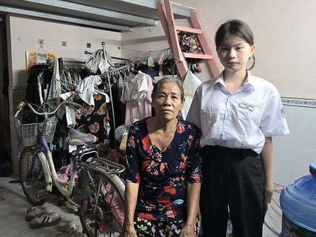 Người mẹ nghèo quét rác cho con nuôi ăn học ở Cần Thơ, thương hơn máu mủ- Ảnh 1.