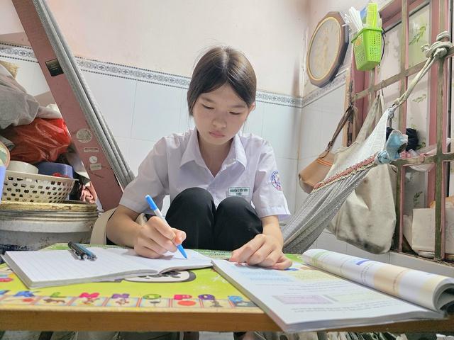 Người mẹ nghèo quét rác cho con nuôi ăn học ở Cần Thơ, thương hơn máu mủ- Ảnh 3.