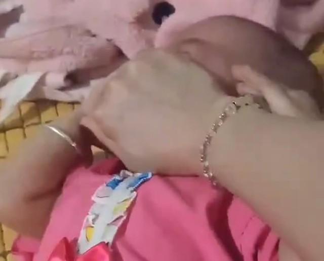 Vụ cháu bé bị bạo hành bóp chặt mặt: Mẹ gửi clip để trêu tức 'chồng hờ'- Ảnh 1.