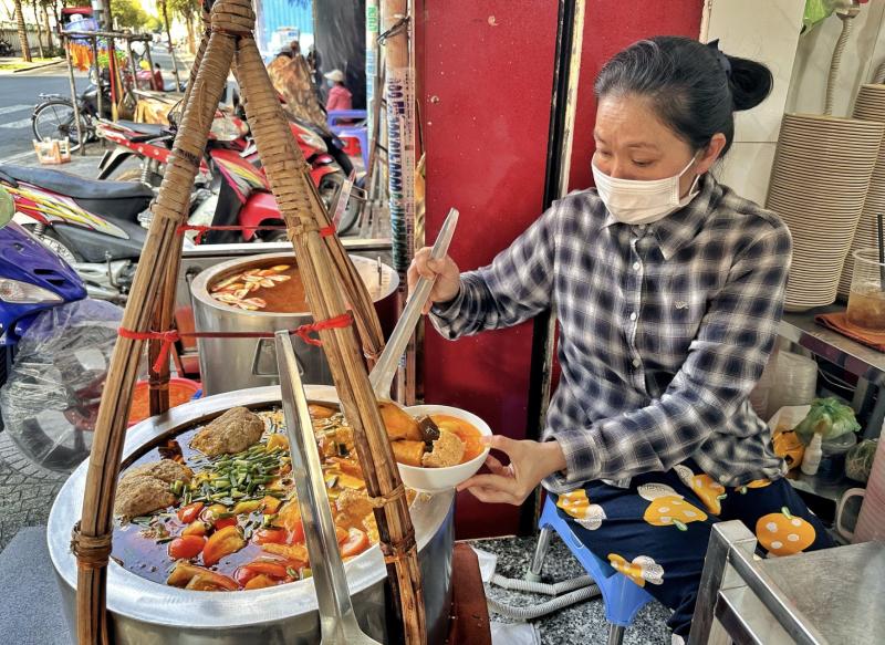 Quán ngon khu chợ Bến Thành: Bún tôm càng 120.000 đồng/tô; bún riêu gánh Việt kiều mê... - Ảnh 2.