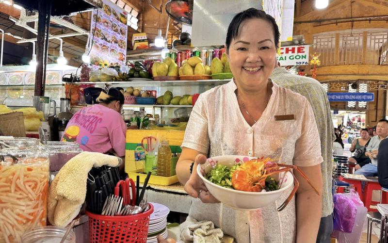 Quán ngon khu chợ Bến Thành: Bún tôm càng 120.000 đồng/tô; bún riêu gánh Việt kiều mê... - Ảnh 1.