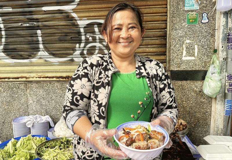 Quán ngon khu chợ Bến Thành: Bún tôm càng 120.000 đồng/tô; bún riêu gánh Việt kiều mê... - Ảnh 3.