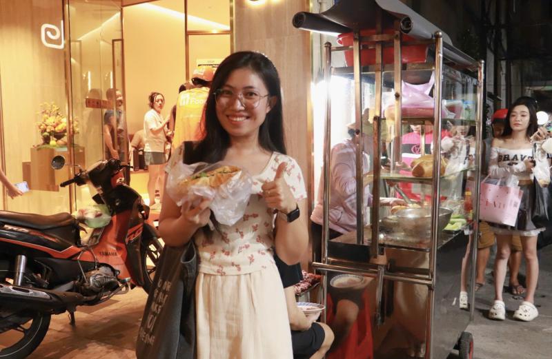 Xe bánh mì thịt nướng ngon nhất thế giới ở trung tâm TP.HCM, giờ ra sao? - Ảnh 3.
