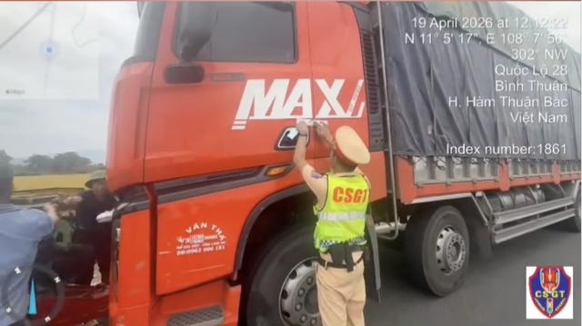 Xe tải chở quá khổ, không giấy tờ bị CSGT xử phạt 126 triệu  trên cao tốc - Ảnh 1.