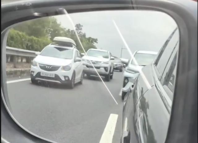 Quay đầu xe trên cao tốc do... đi nhầm đường, tài xế bị phạt 35 triệu- Ảnh 2.