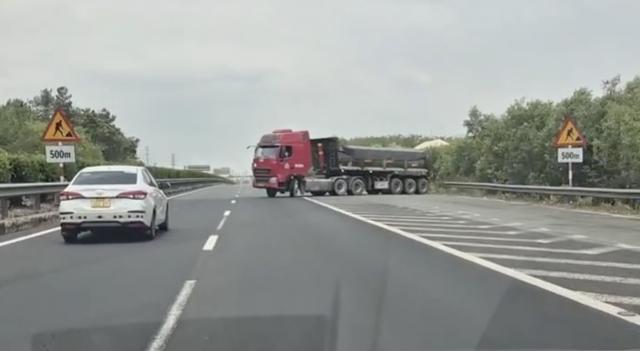 Vạch xương cá kênh hóa dòng xe là gì, đè lên bị phạt bao nhiêu? - Ảnh 2.