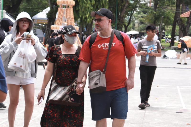 Lễ hội bánh mì ở trung tâm TP.HCM: Khách Tây ghé ăn nói điều bất ngờ - Ảnh 2.