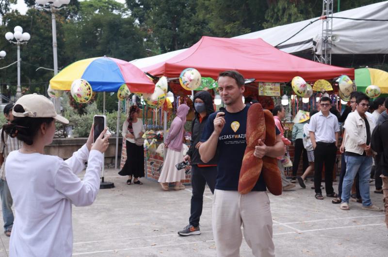 Lễ hội bánh mì ở trung tâm TP.HCM: Khách Tây ghé ăn nói điều bất ngờ - Ảnh 4.