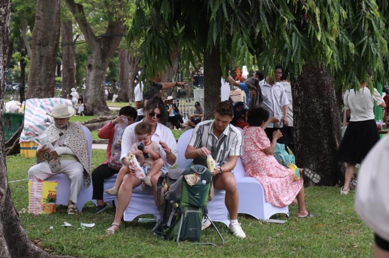 Lễ hội bánh mì ở trung tâm TP.HCM: Khách Tây ghé ăn nói điều bất ngờ - Ảnh 1.