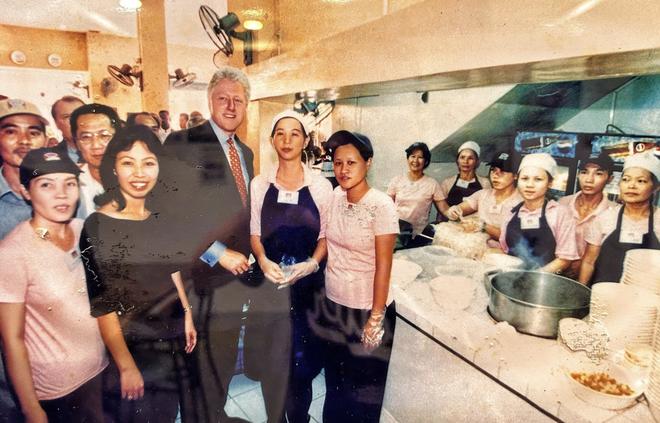 Quán phở ngay trung tâm TP.HCM được Tổng thống Mỹ Bill Clinton ghé ăn, giờ ra sao? - Ảnh 2.