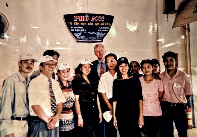 Quán phở ngay trung tâm TP.HCM được Tổng thống Mỹ Bill Clinton ghé ăn, giờ ra sao? - Ảnh 1.