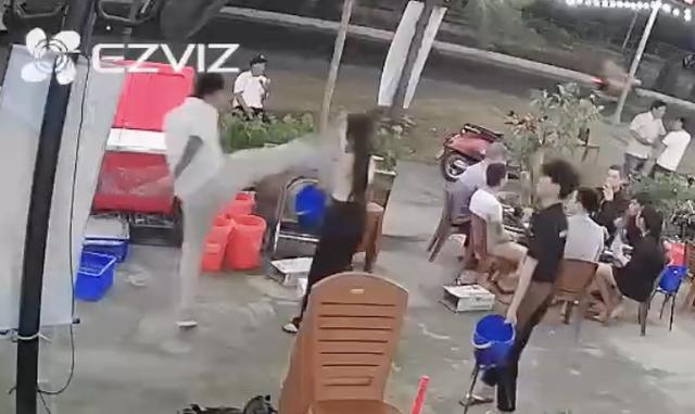 Người đàn ông hành hung nữ quản lý quán quán nhậu ở Nha Trang - Ảnh 1.