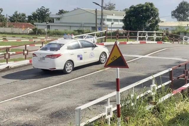 Nhiều người thi sát hạch bằng lái ô tô sợ 'dốc cầu', vượt qua bằng cách nào? - Ảnh 1.