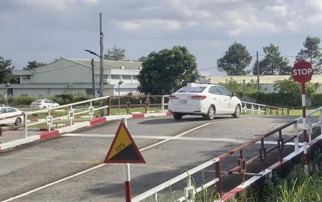 Nhiều người thi sát hạch bằng lái ô tô sợ 'dốc cầu', vượt qua bằng cách nào? - Ảnh 4.