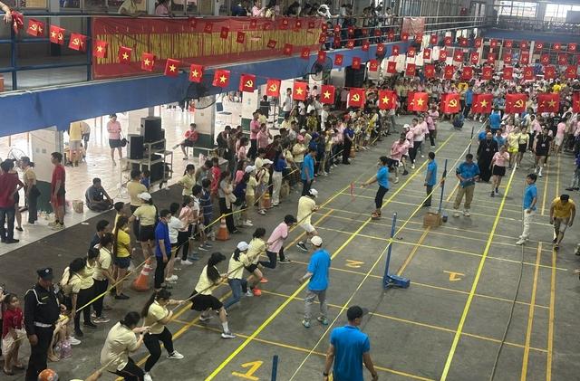 Gần 4.000 công nhân Công ty Pouyuen thi chạy bộ, kéo co: Ai cũng có quà  - Ảnh 1.