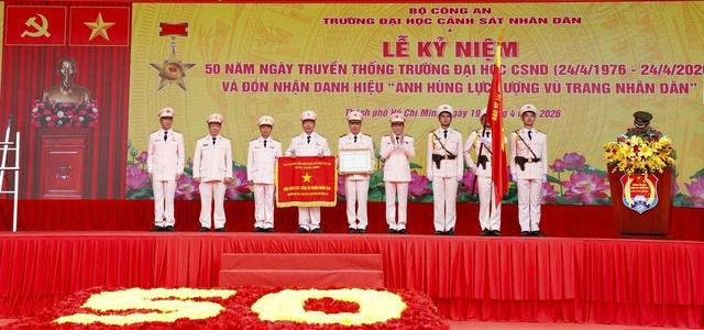Trường ĐH Cảnh sát nhân dân nhận danh hiệu Anh hùng Lực lượng vũ trang nhân dân - Ảnh 3.