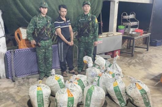 Bắt quả tang gần 400 kg nghi vật liệu nổ vận chuyển trái phép ở Quảng Ngãi - Ảnh 1.