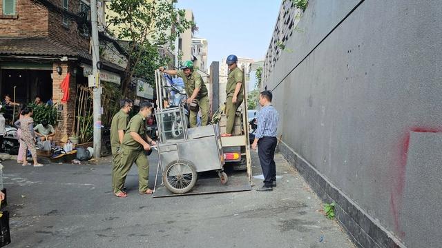 Phường Thạnh Mỹ Tây ra quân xử phạt, lập lại trật tự lòng lề đường - Ảnh 6.