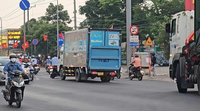 Tỉnh lộ 8: Tài xế phanh cháy đường vì biển báo bị che khuất - Ảnh 5.