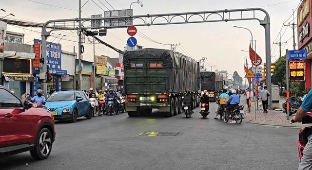 Tỉnh lộ 8: Tài xế phanh cháy đường vì biển báo bị che khuất - Ảnh 3.