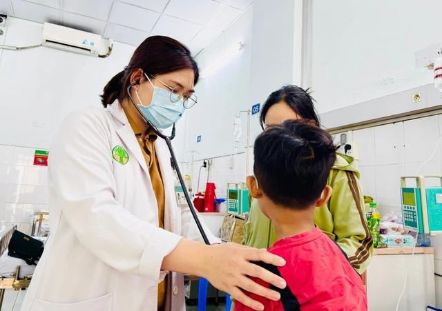 Diễn biến mới vụ nghi ngộ độc thực phẩm tại Trường tiểu học Đặng Thùy Trâm TP.HCM - Ảnh 1.