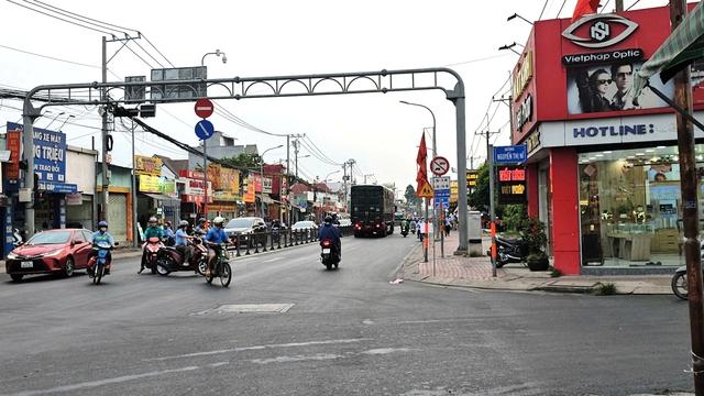 Lắp thêm biển cảnh báo trên Tỉnh lộ 8 sau phản ánh của Báo Thanh Niên - Ảnh 2.