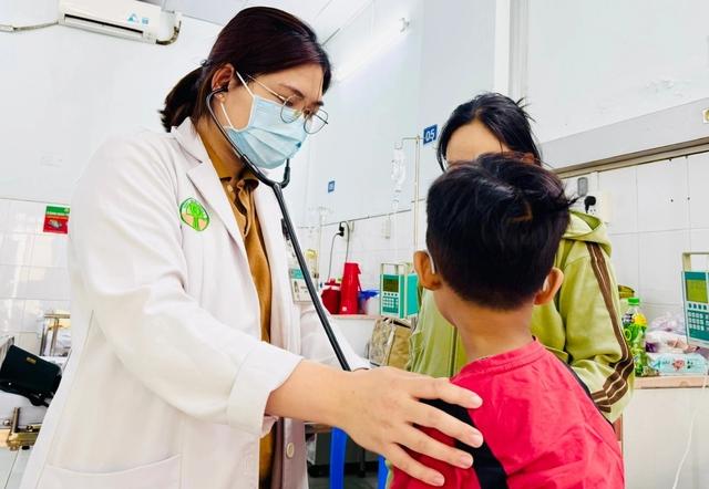 Gia tăng số học sinh Trường tiểu học Đặng Thùy Trâm TP.HCM nghi ngộ độc thực phẩm- Ảnh 1.