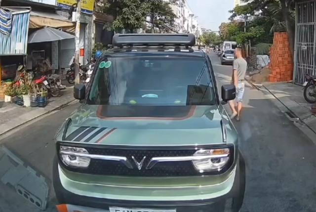 CSGT Phú Lâm phạt tài xế ô tô con đỗ xe ngược chiều lưu thông ở TP.HCM- Ảnh 1.
