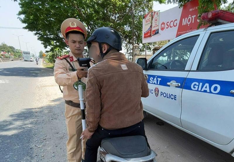 Xuyên lễ 30.4 - 1.5, CSGT Đà Nẵng 'mạnh tay' phạt nồng độ cồn, tốc độ ở cửa ngõ- Ảnh 2.