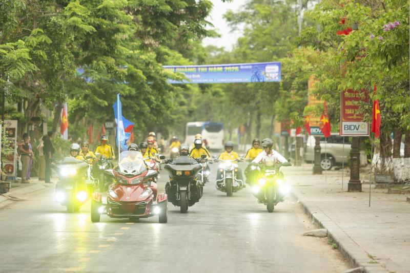 Người dân và du khách thành cổ hào hứng chứng kiến hàng trăm tay đua tranh tài- Ảnh 2.