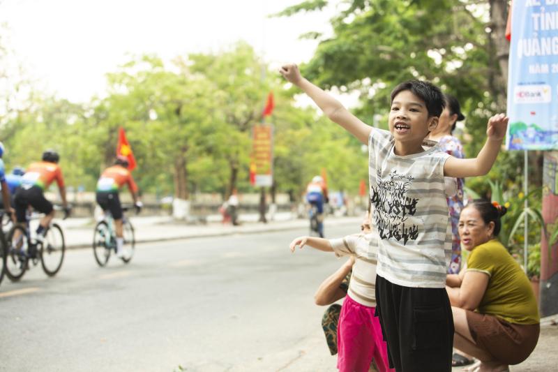 Người dân và du khách thành cổ hào hứng chứng kiến hàng trăm tay đua tranh tài- Ảnh 4.