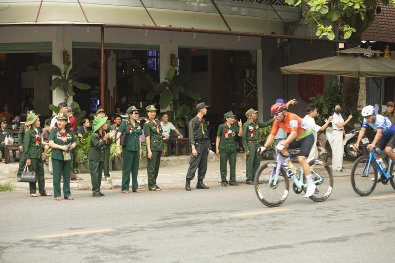 Người dân và du khách thành cổ hào hứng chứng kiến hàng trăm tay đua tranh tài- Ảnh 7.