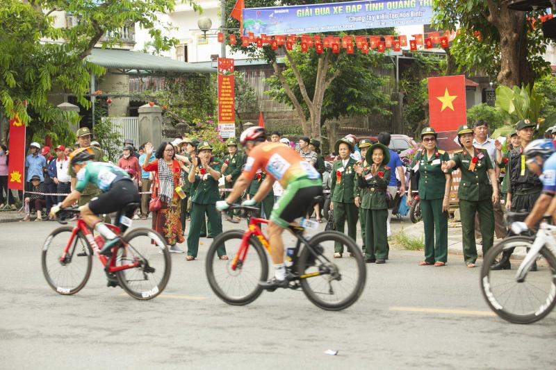 Người dân và du khách thành cổ hào hứng chứng kiến hàng trăm tay đua tranh tài- Ảnh 8.
