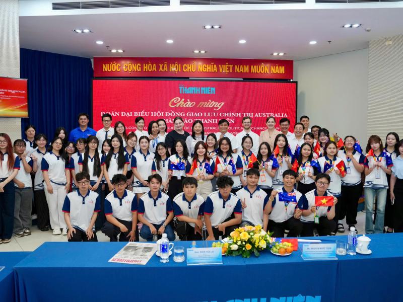 Sinh viên UEF gặp chính khách, người nổi tiếng khi học thực tế Báo Thanh Niên - Ảnh 4.
