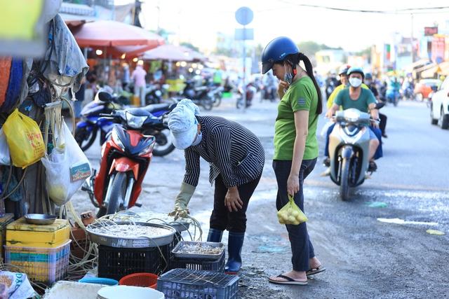 Giá thực phẩm tăng: Quán cơm 10.000 đồng ở TP.HCM vẫn 'ngược dòng'- Ảnh 2.